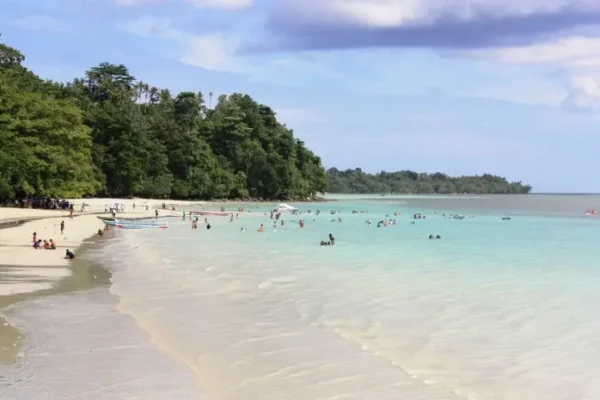 Natsepa Beach in Maluku, A Captivating Tropical Vacation Spot with Stunning Ocean Views and Local Cuisine